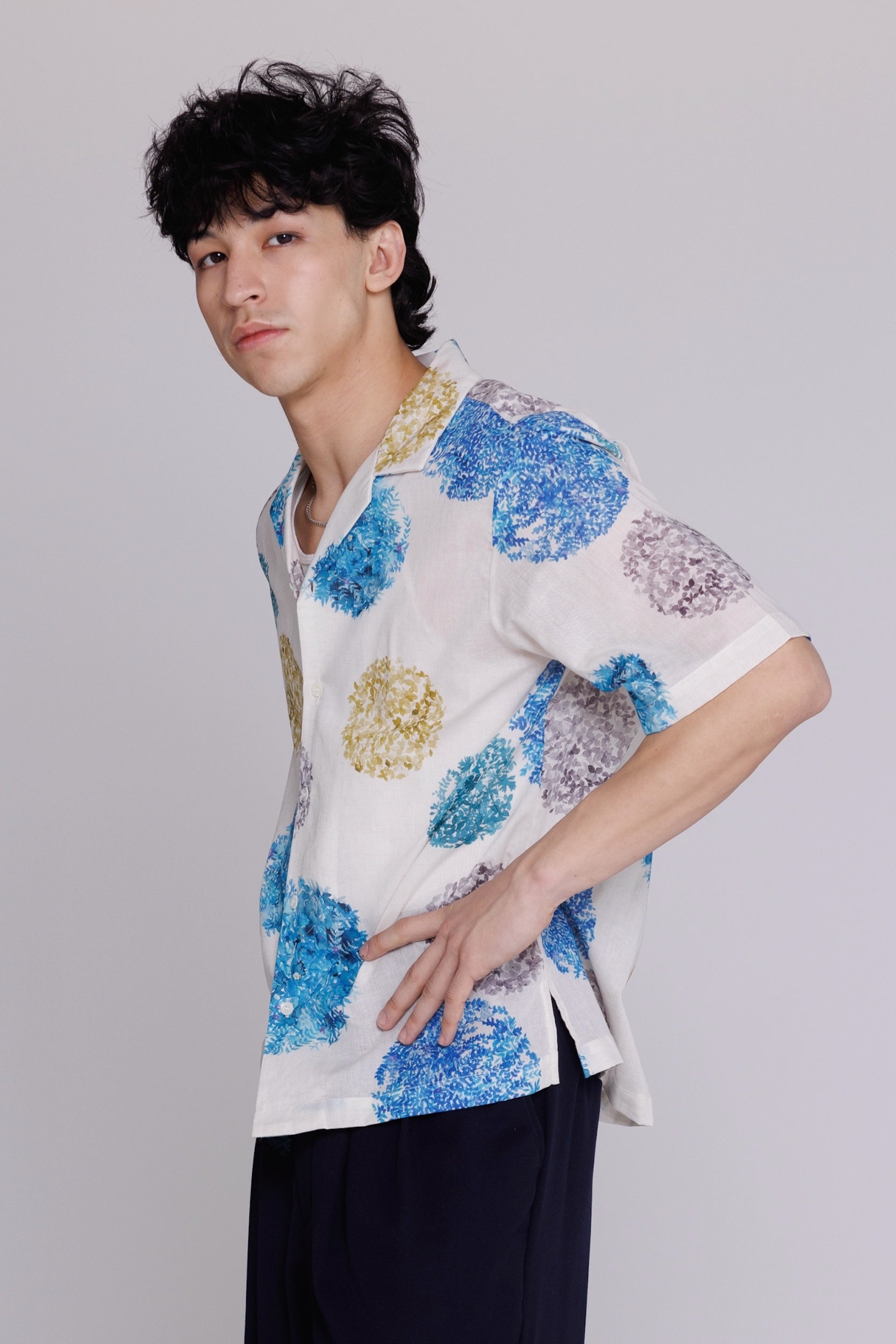 “Arnaz” Resort Shirt in Blue & Gold Watercolor Leaves Print